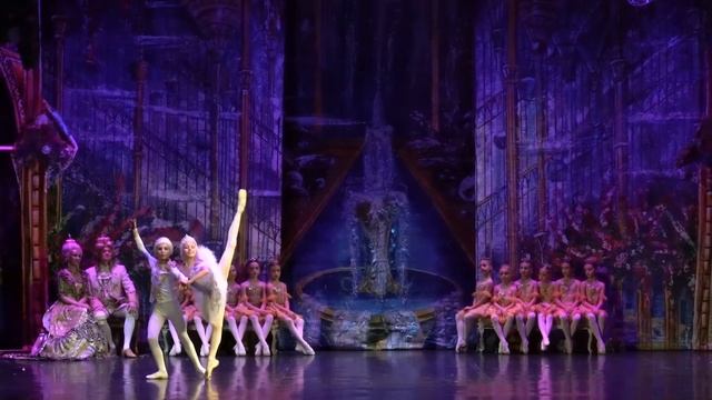 Детский балет "Спящая Красавица", Адажио Авроры и Принца смотреть онлайн