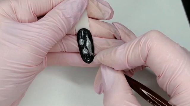 Новогодний дизайн ногтей / Простой дизайн Ёлочные игрушки на ногтях / Дизайн ногтей на новый год смотреть онлайн