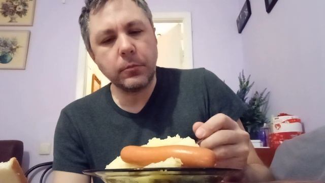 MUGBANG. КУШАЮ КАРТОШКУ ПЮРЕ С КОПЧЁНОЙ КУРОЧКОЙ И СОСИСКАМИ