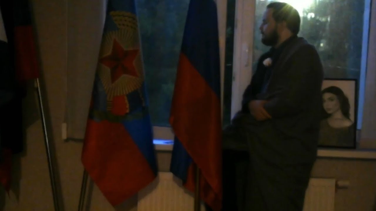 Жмиль сидит у окна, окутавшись в пледик и под Думерскую музыку с грустным лицом смотрит в даль смотреть онлайн