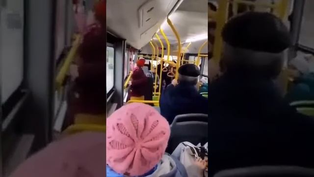 В Пензе бабка вышла через окно во время движения автобуса. смотреть онлайн