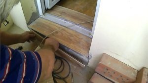 Порог балконной двери: декоративная отделка из отходов ламината.