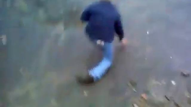 Денчик слазит