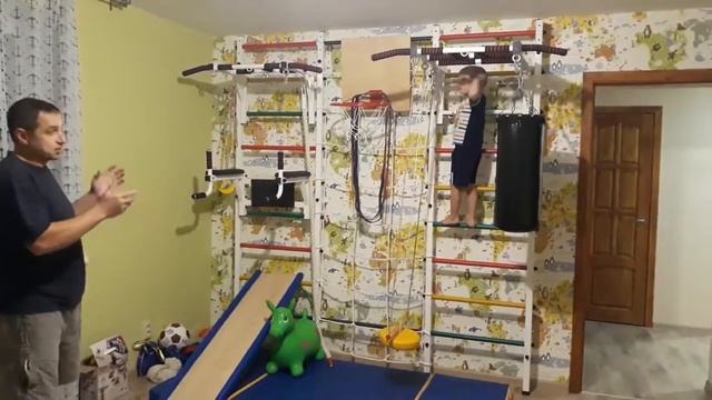 Классный спортивный интерьер со шведскими стенками Доскорт и скалодромом смотреть онлайн