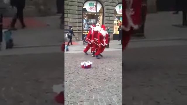 ОДИН ЖИВОЙ ДЕД МОРОЗ, А ДРУГИЕ КУКЛА?! ЧТО ЗА Х...? смотреть онлайн