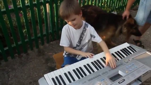 Слепой мальчик из Крыма играет Ласквоый май смотреть онлайн