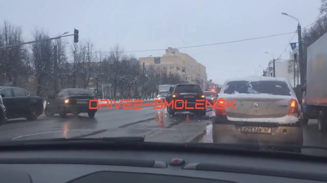 В Смоленске на пр. Гагарина столкнулись три автомобиля смотреть онлайн