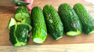 Битые огурцы по-китайски. Легкая закуска на каждый день