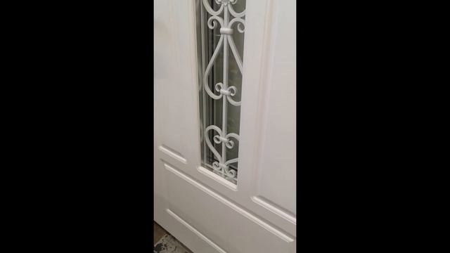 Шикарная белая входная дверь со стеклом и ковкой в частный дом. Купить в Москве с установкой смотреть онлайн