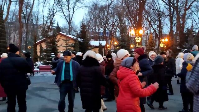 ЕСЛИ Я ОСТАЛСЯ НА МЕЛИ, ХОРОШО МЫ ВРЕМЯ ПРОВЕЛИ! ТАНЦЫ В ПАРКЕ ГОРЬКОГО ХАРЬКОВ СЧАСТЛИВЫЕ ДНИ смотреть онлайн