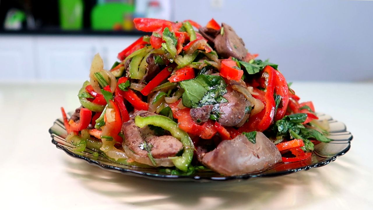 Вкусный ТЕПЛЫЙ САЛАТ с печенью. Подробный рецепт смотреть онлайн