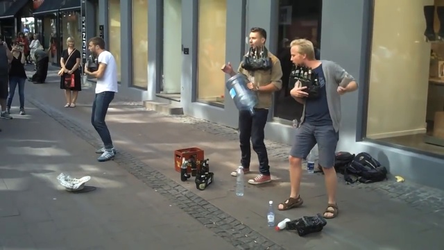 СЫГРАЛИ НА ПИВНЫХ БУТЫЛКАХ, НАРОД В ШОКЕ ► Находчивые Уличные Музыканты смотреть онлайн