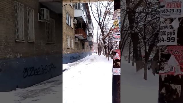 В центре Саратова чистившие крышу от снега рабочие едва не засыпали пешеходов смотреть онлайн