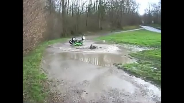 Сел в лужу (во всех смыслах) смотреть онлайн