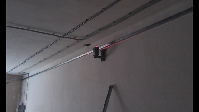 процесс монтажа перегородки, короба и простейшего потолка смотреть онлайн