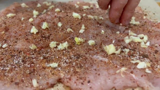 Курочка в шубке из бекона в духовке. смотреть онлайн