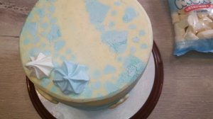 Как украсить тортик на день рождения мальчика !  Украшаем торт  для  новорождённого мальчика .