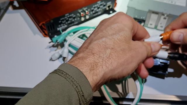 Как подключить 4 канальный усилитель к 2 каналам магнитолы чтобы сохранить стерео звучание смотреть онлайн