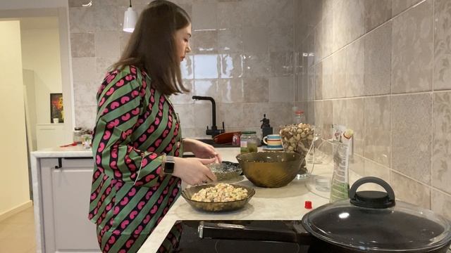 Жду ДОСТАВКУ РОЛЛЫ ПИЦЦА ?? и ПОДРУГУ??? ПРОДОЛЖЕНИЕ ПРАЗДНИКА??