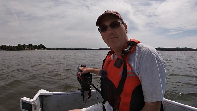 Mercury 2.5 hp 2 stroke outboard engine starting procedure and demo смотреть онлайн