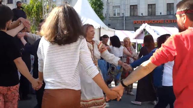 Фестиваль мороженого в Москве 9.07.2016. Хороводы на площадке перед мэрией. смотреть онлайн