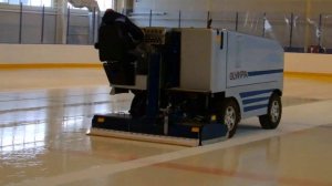Машина для заливки и уборки льда Olympia Millennium в работе на корте СЛК "ОРИОН" Бологое