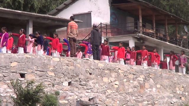 Завтрак на вершине 2652 - деревня Малана - Индия - занятия в начальной школе - Индия - GW смотреть онлайн