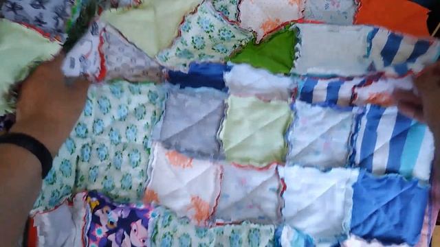 Трикотаж и хлопчатобумажную ткань соединила при пошиве одеяла в технике потрёпанный квилт. смотреть онлайн