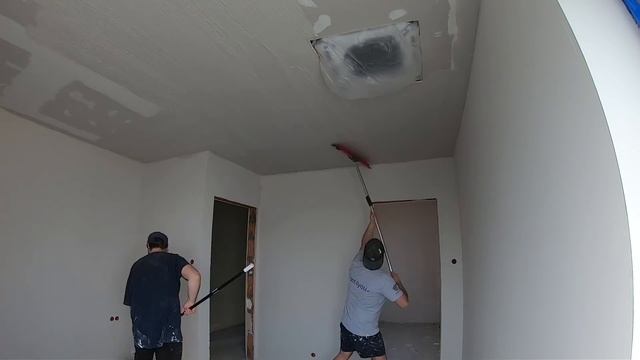 Nakładanie gipsu wałkiem na 200m2. Bez agregatu też da radę. смотреть онлайн