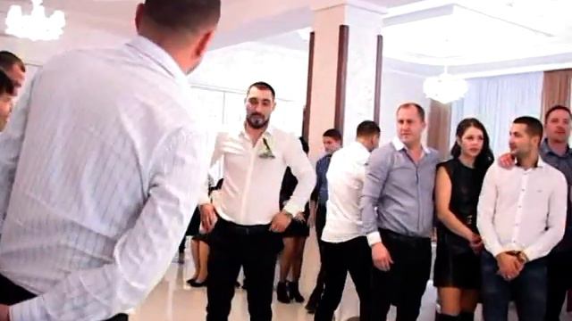 Жених танцует для невесты