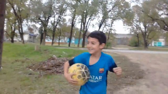 Как мальчик закидывает мяч в кольцо смотреть онлайн