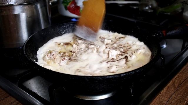 Паста з куркою у вершковому соусі смотреть онлайн