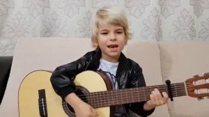 Мальчик  6 лет  хорошо поёт  и  играет на гитаре