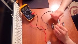 Как проверить пальчиковую батарейку на ток и напряжение