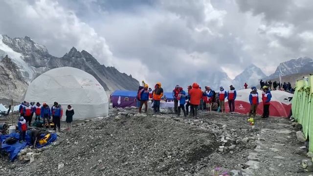 Из базового лагеря экспедиции Клуба 7 Вершин на Эверест смотреть онлайн