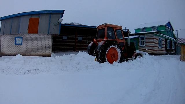 Чистка снега со двора на тракторе ЛТЗ-60!! смотреть онлайн