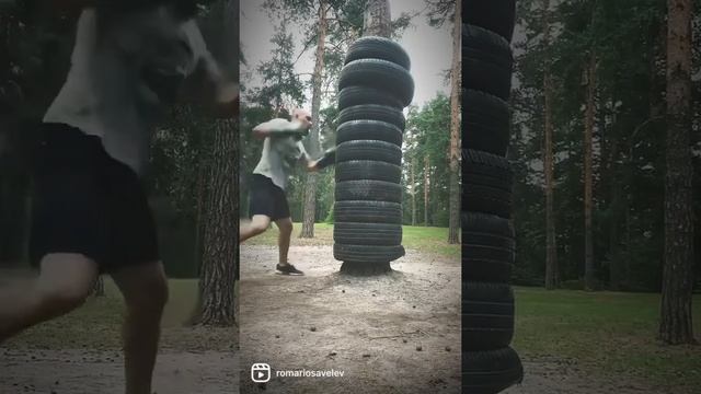 Самодельная груша из автомобильных покрышек. Тренировка в лесу, на открытом воздухе. Shorts смотреть онлайн
