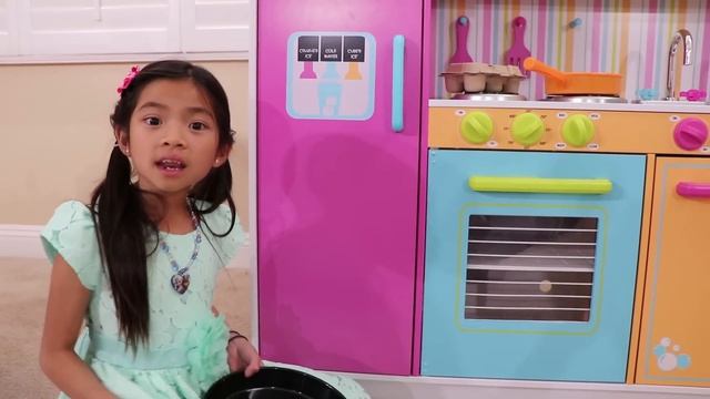 Emma Pretend Cooks w/ Cute Kitchen & Food Truck Toy смотреть онлайн