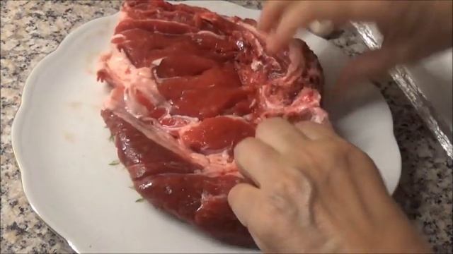 Говяжье мясо на косточке - стейк и как посолить правильно.Beef meat on a stone a stake. смотреть онлайн