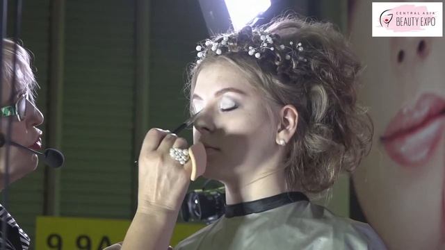 ВЕЧЕРНЯЯ ПРИЧЕСКА ТЕКСТУРНЫЙ ПУЧОК. КОММЕРЧЕСКИЙ МАКИЯЖ СЛОЖНЫЕ ТЕХНИКИ. КЛАССИКА В МУЖСКИХ СТРИЖКА смотреть онлайн