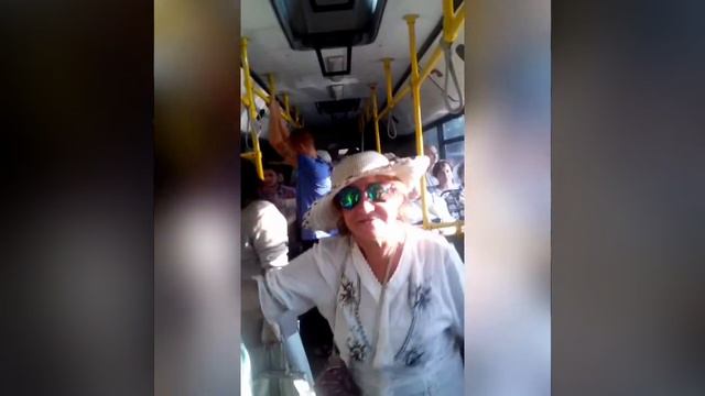 Бабка отжигает в автобусе(СМОТРЕТЬ ДО КОНЦА) смотреть онлайн