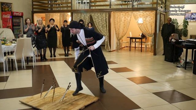 Захватываюйщий "Танец с кинжалами" от солиста "Исламей" смотреть онлайн