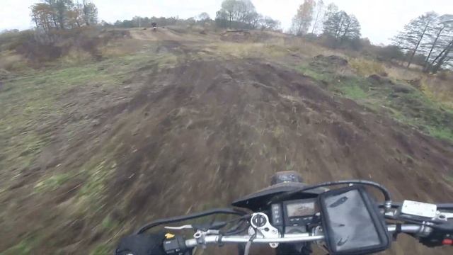 DRZ-400 Против HONDA CRF-250 на кроссовой трассе . смотреть онлайн