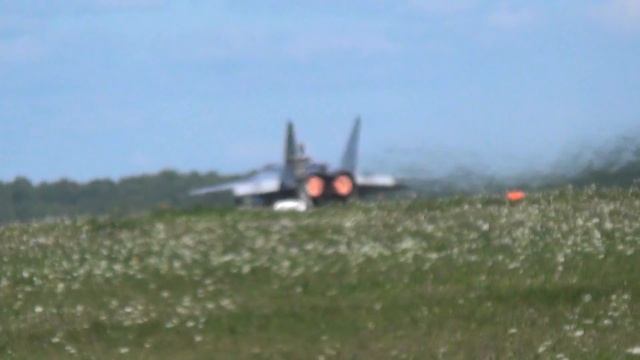 Взлет 2-ух Миг-31 (14 и 17 синий) и выруливание и взлет Миг-31 (06 черный) смотреть онлайн