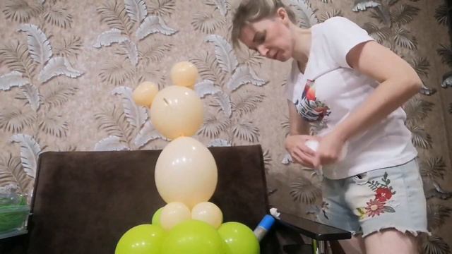 Медвежонок из воздушных шаров с букетом ромашек на полянке смотреть онлайн