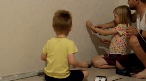 Как закрепить плинтус к гипсокартону.