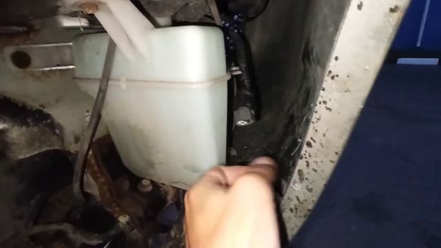 замена насоса бочка омывателя.