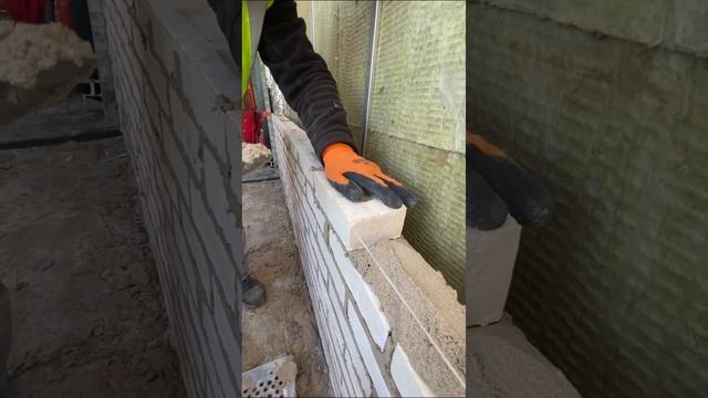 Первый раз кладёт кирпичи. Новичок каменщик смотреть онлайн