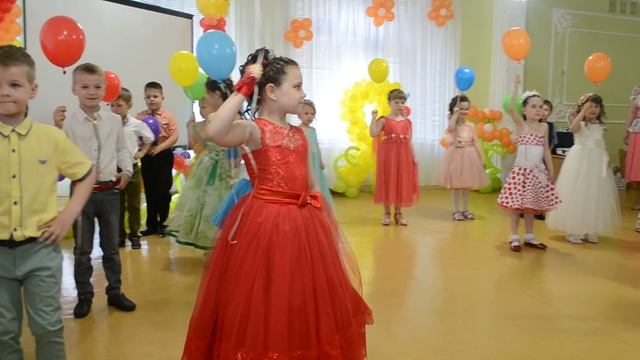 Красивый вход с шарами  на выпускном в детском саду