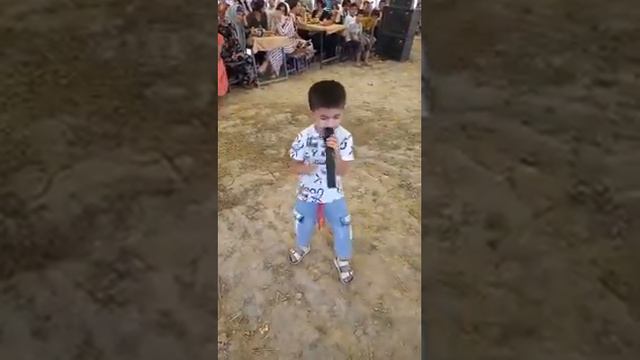 Мальчишка покорил интернет своим пением смотреть онлайн